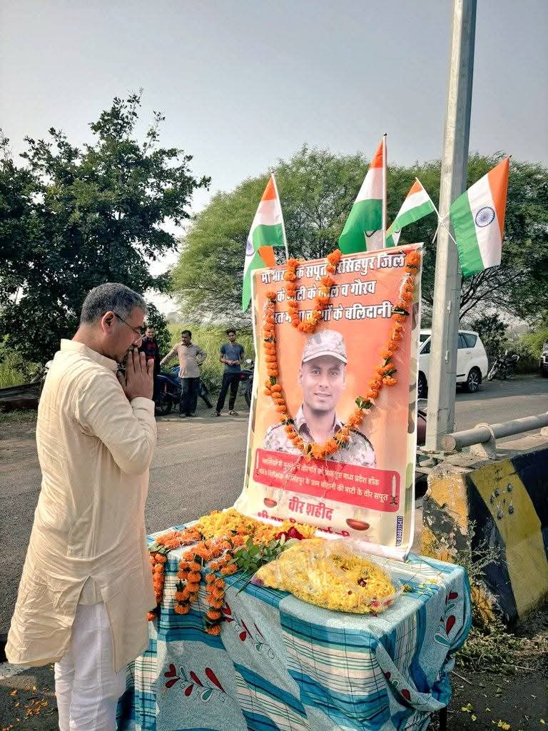 भारतीय जनता पार्टी के प्रदेश संगठन महामंत्री श्री हितानंद जी ने गुरूवार को नरसिंहपुर पहुंचकर बालाघाट में पदस्थ हाकफोर्स के निरीक्षक व मध्यप्रदेश के वीर सपूत श्री आशीष शर्मा के पार्थिव देह के अंतिम दर्शन कर भावभीनी श्रद्धांजलि अर्पित की।