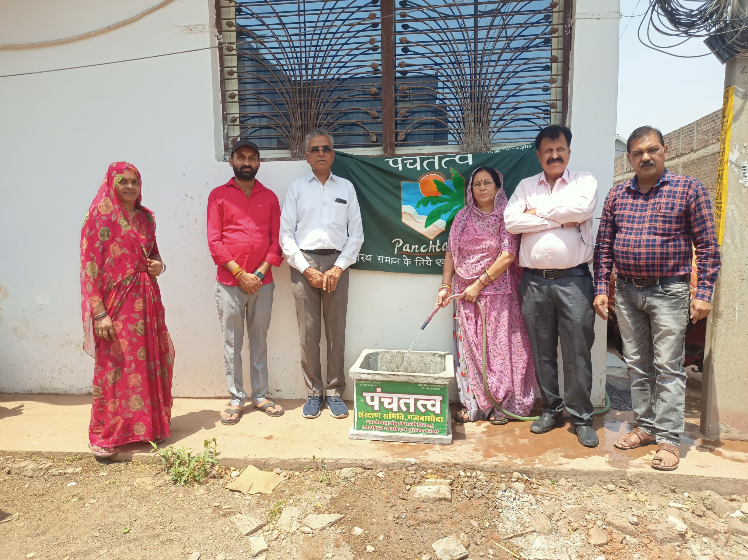 भीषण गर्मी में बेजुबानों का सहारा बनी पंचतत्व समिति, शहर में रखे जलपात्र और सकोरे।