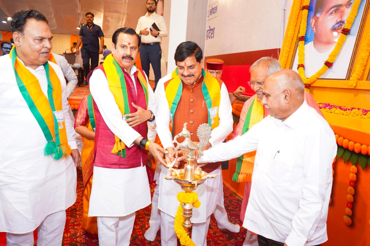*मुख्यमंत्री डॉ. मोहन यादव, भाजपा के प्रदेश अध्यक्ष व विधायक श्री हेमंत खण्डेलवाल, पार्टी के प्रदेश प्रभारी डॉ. महेन्द्र सिंह, गुजरात के प्रदेश संगठन महामंत्री श्री रत्नाकर जी एवं प्रशिक्षण महाअभियान पश्चिम मध्य क्षेत्र के क्षेत्रीय प्रभारी श्री के.सी. पटेल ने मंगलवार को भाजपा प्रदेश कार्यालय में मंडल व जिला प्रशिक्षण वर्ग की प्रदेश स्तरीय समीक्षा बैठक को किया संबोधित*