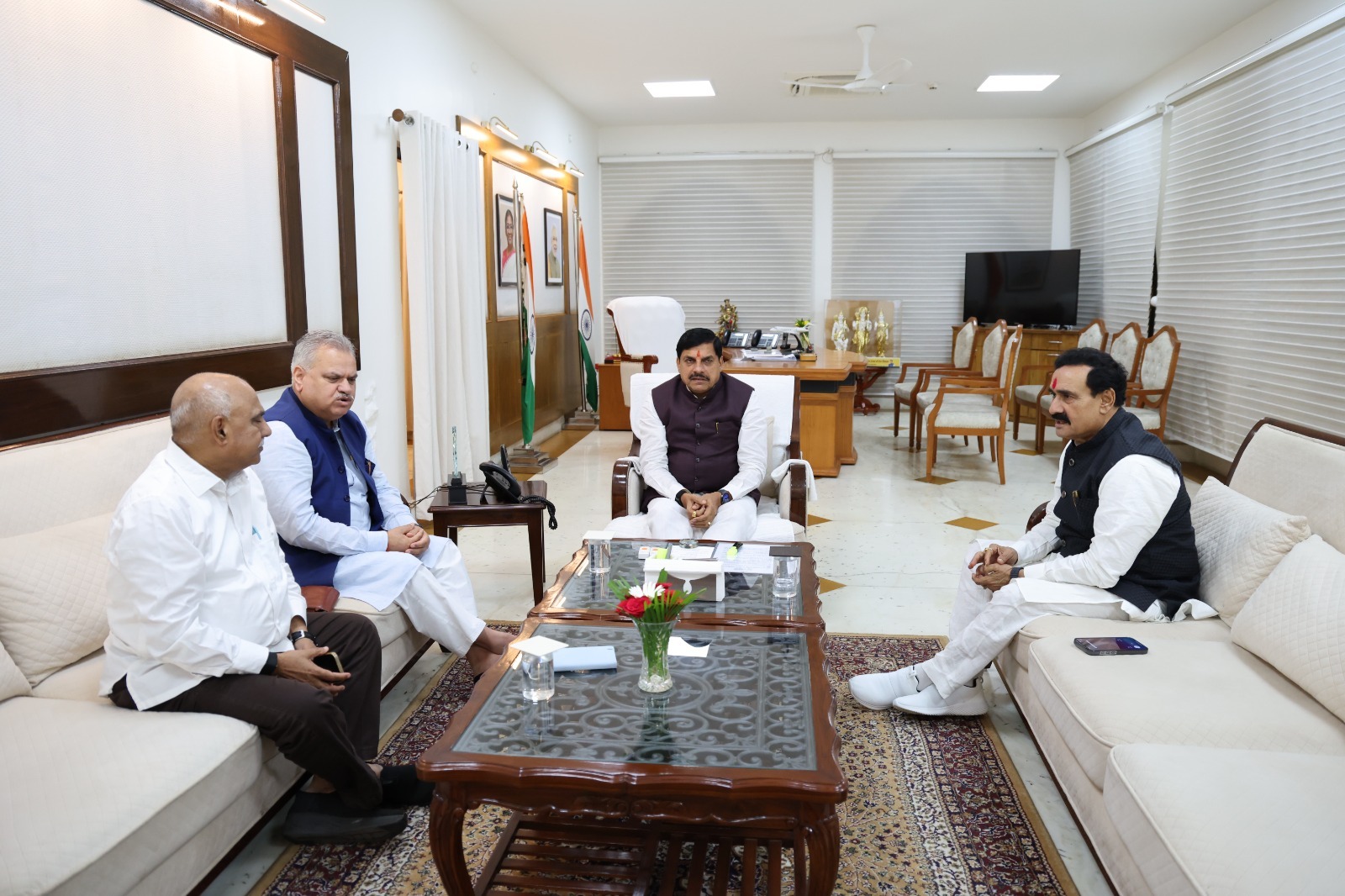*मुख्यमंत्री डॉ. मोहन यादव, भाजपा के प्रदेश अध्यक्ष व विधायक श्री हेमंत खण्डेलवाल एवं क्षेत्रीय संगठन महामंत्री श्री अजय जामवाल से मुख्यमंत्री निवास में पार्टी के वरिष्ठ नेता डॉ. नरोत्तम मिश्रा ने मुलाकात की*